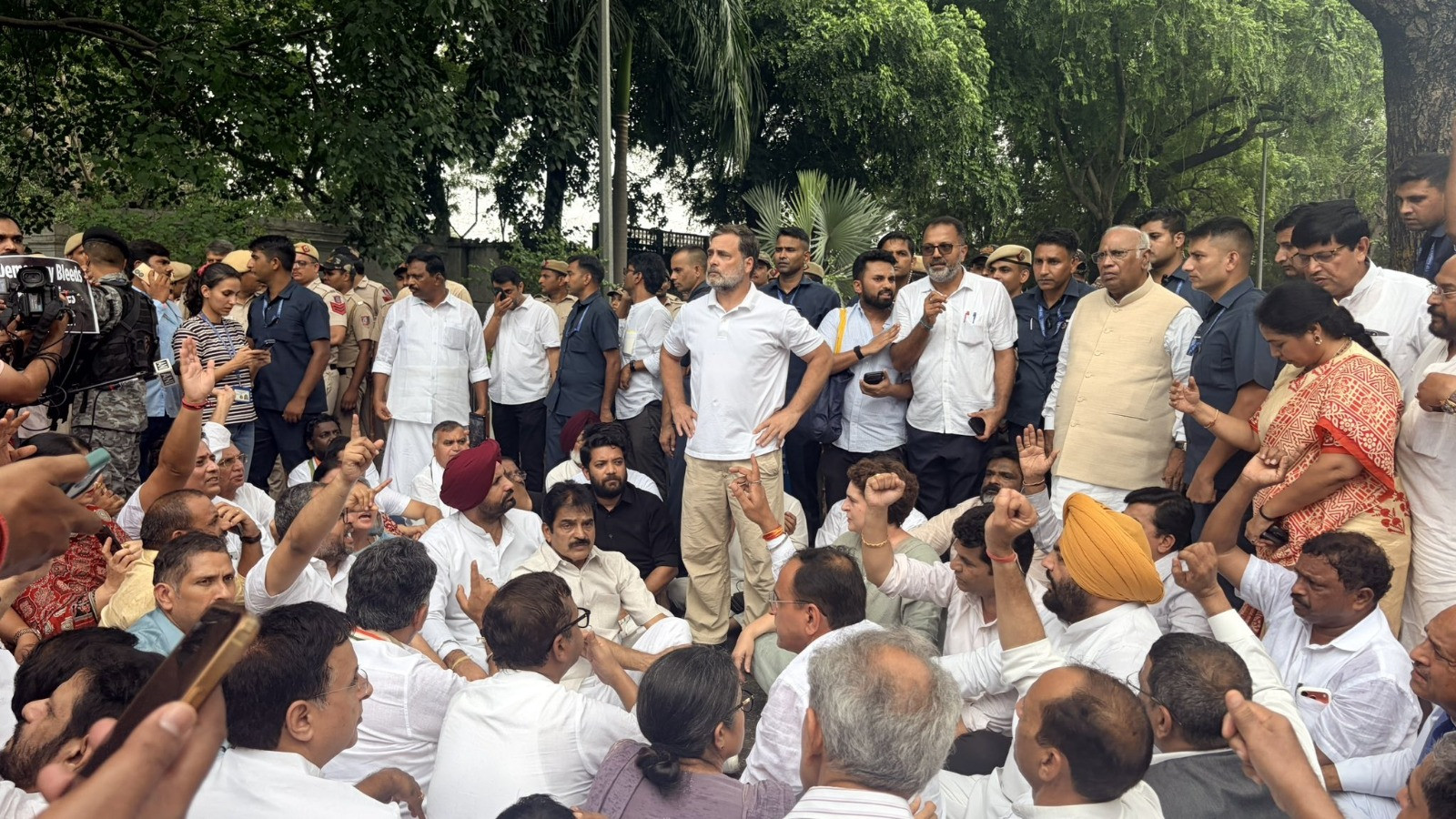 पीएम आवास के बाहर धरने पर बैठे राहुल, कहा- अब मोदी और शाह दोनों को इस्तीफा देना चाहिए