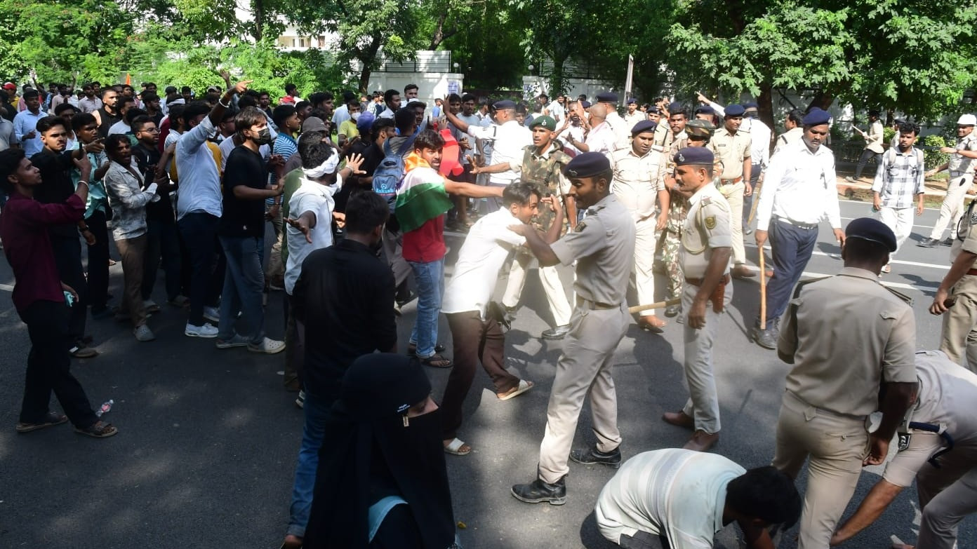 देशभर में आंदोलन तेज, क्रांति की भूमि पटना में भी छात्रों का प्रदर्शन