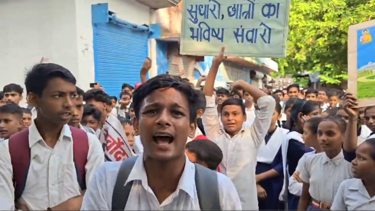 अब UP में जेन अल्फा ने उठाया प्रदर्शन का झंडा, झुकी सरकार
