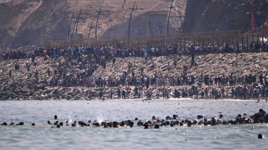 स्पेन-मोरक्को सीमा पर प्रवासियों का सैलाब, समुद्र से 18 लोगों का शव मिला