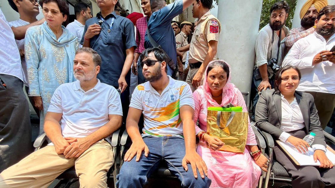 Rahul Gandhi stages protest outside Parliament Street police station