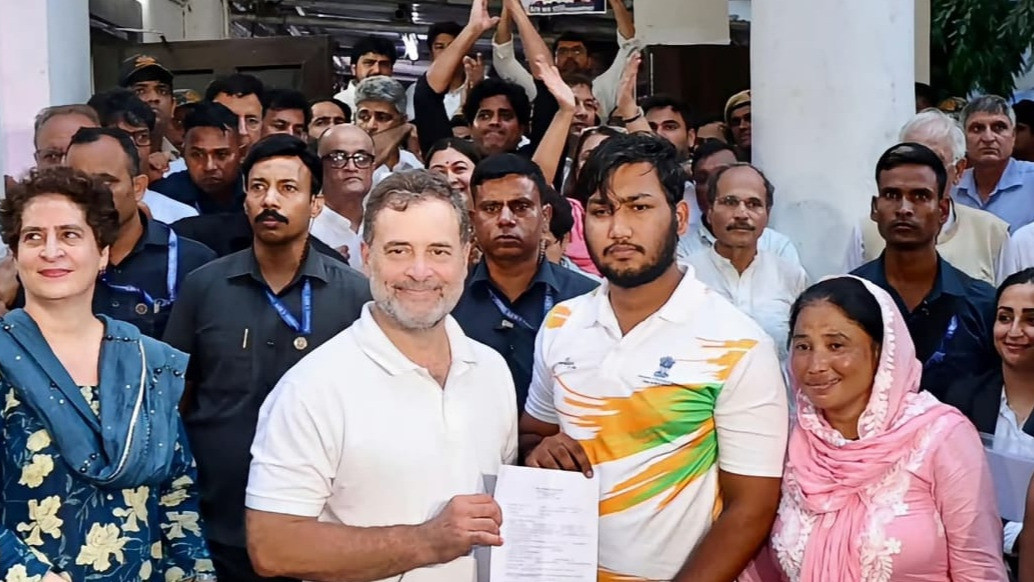 राहुल गांधी के सात घंटे घंटे के धरने के बाद झुकी Delhi Police, पैलेट गन मामले में FIR दर्ज
