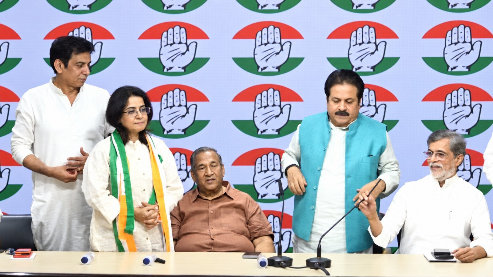 UP चुनाव के पहले कांग्रेस ने AAP को दिया बड़ा झटका, 8 बार के विधायक ने भी की घर वापसी
