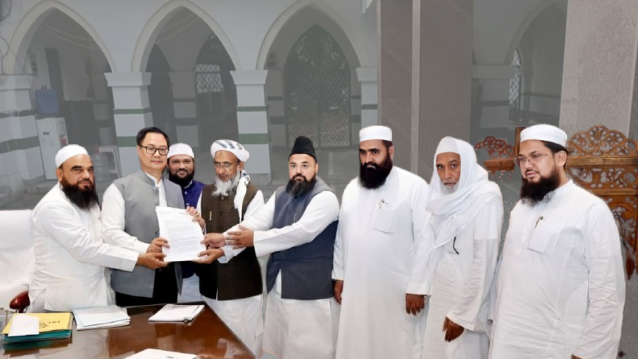 दिल्ली में रेस कोर्स मस्जिद और क़ब्रिस्तान को नोटिस को लेकर उठापठक तेज़: जमीयत की किरण रिजिजू से मुलाक़ात